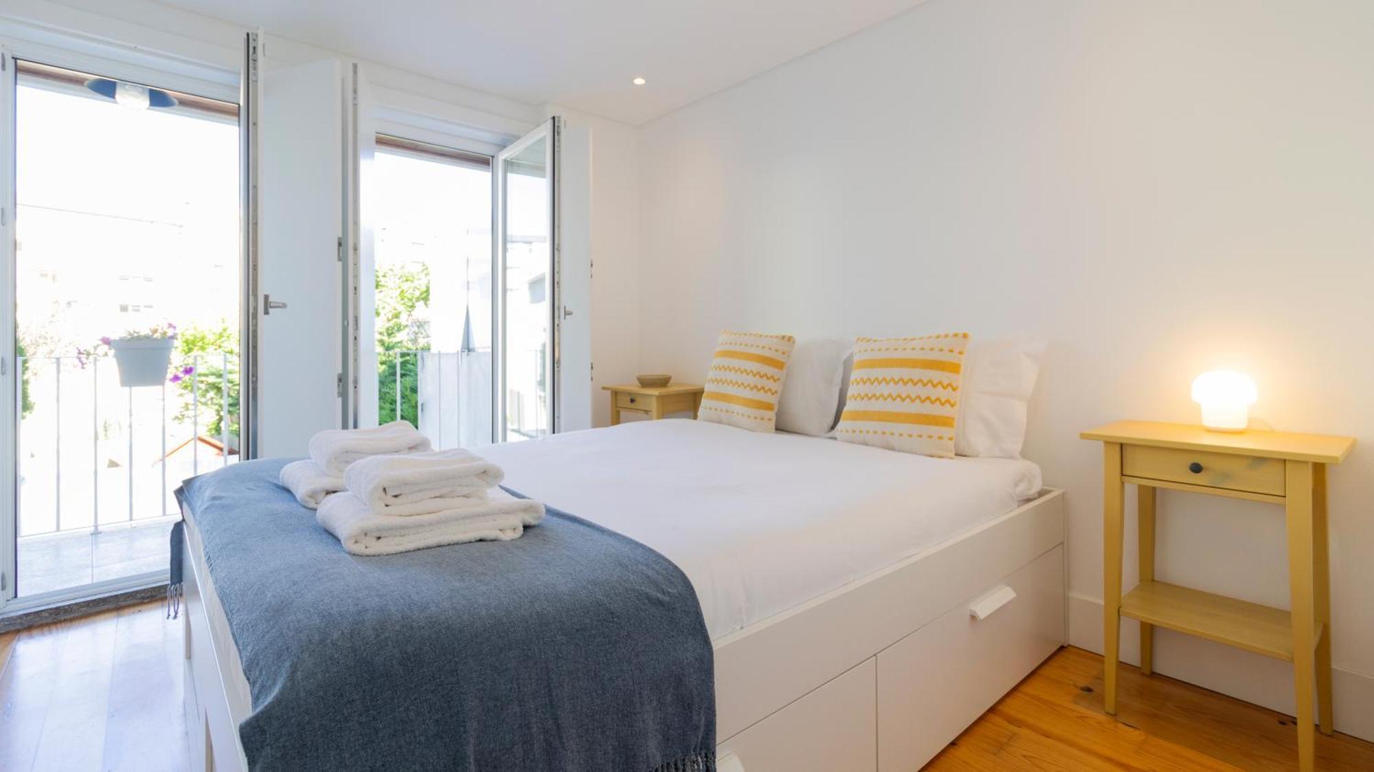City Center Duplex W Patio By Lovelystay Porto Eksteriør billede